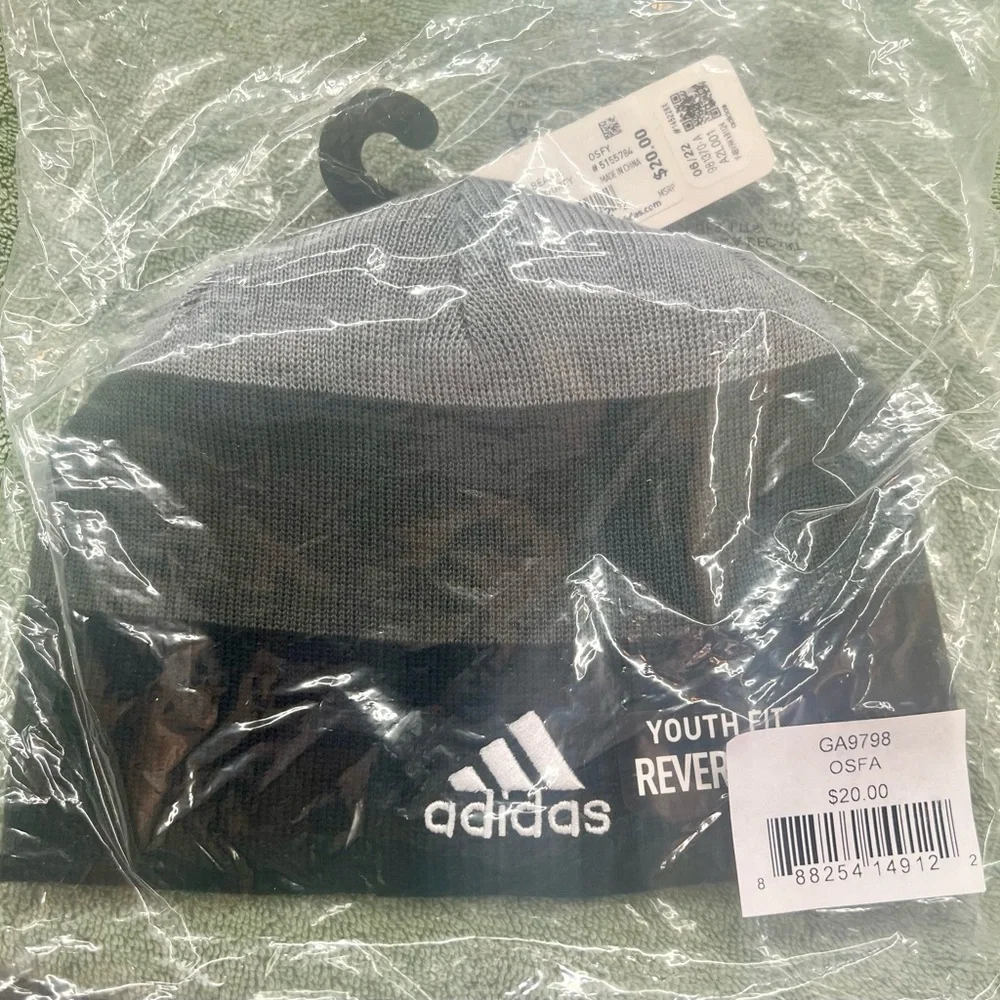 BRAND NEW ADIDAS YOUTH FIT REVERSIBLE WINTER CAP HAT‎ - SIZE YOUTH.